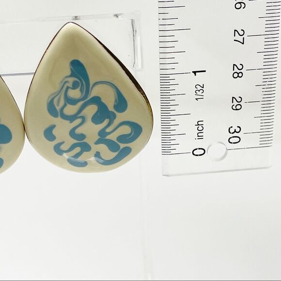 Vintage Costume Jewelry Metal Teardrop Shape Cream w/Blue Squiggle Lines - Picture 5 of 5